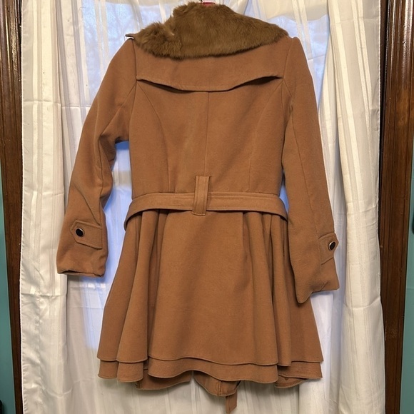 🌟🌟Flouncy Bottom Tan Coat 🧥🌟🌟 - Picture 4 of 10